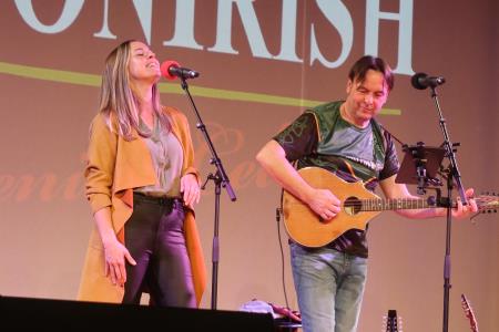 Ko mikrofon prevzame hči